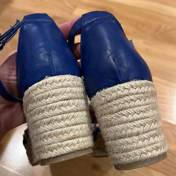 Blue Striped Strappy Wedges 8.5 - Picture 5 of 9